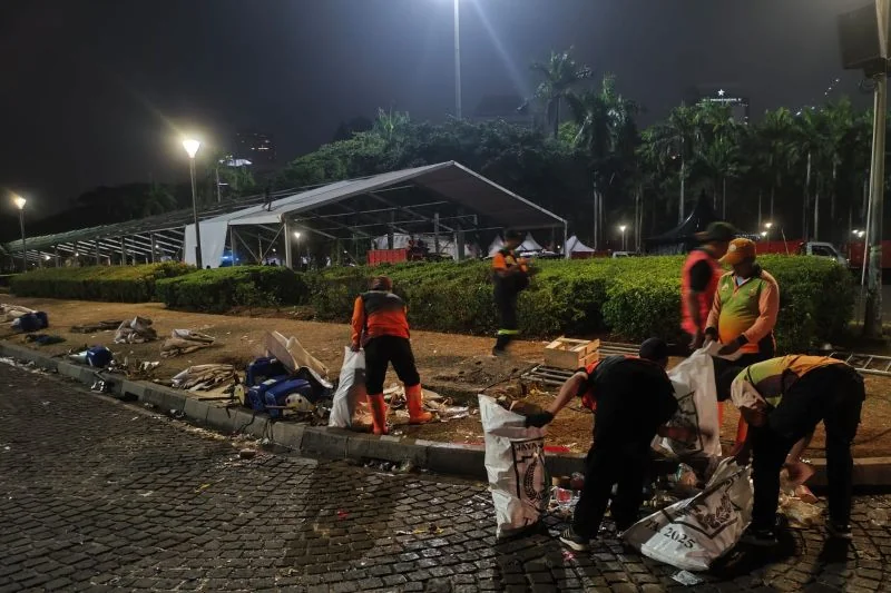 Petugas Dinas Lingkungan Hidup DKI Jakarta membersihkan sampah sisa rangkaian Upacara HUT RI dan Pesta Rakyat di Jakarta yang beratnya 80,4 ton. Foto: DLH DKI