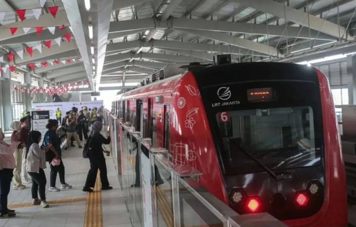Rangkaian kereta LRT Jakarta berhenti di Stasiun LRT Jakarta Manggarai, Jakarta, Kamis (13/8/2026). Pemprov DKI Jakarta menyebut progres pembangunan proyek LRT Jakarta rute Manqgarai-Kelapa Gading sepanjang 12,2 kilometer dan memiliki sebanyak 11 titik pe