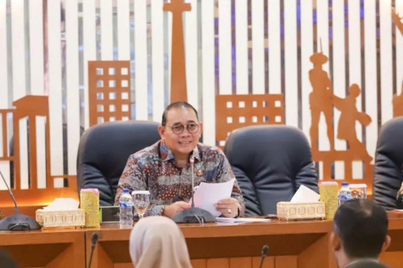 Wali Kota Jakarta Pusat Arifin saat memimpin rapat di Jakarta. Foto: Kominfotik DKI