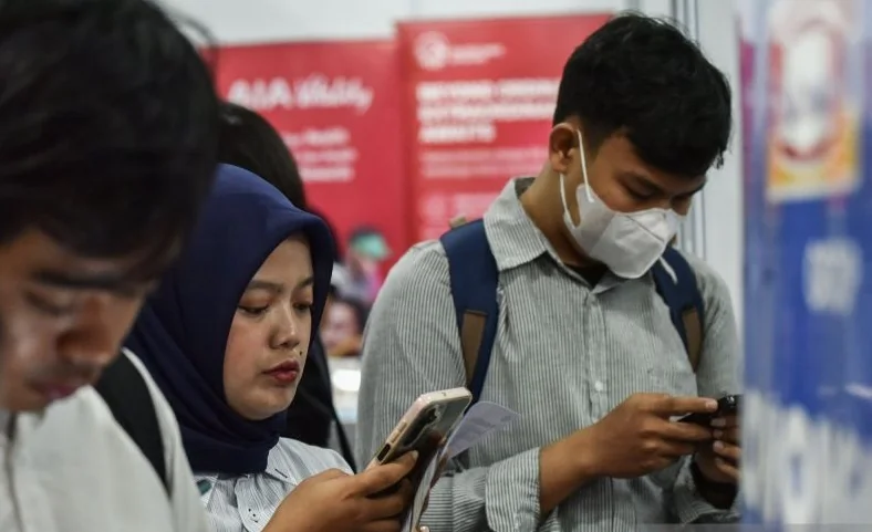 Sejumlah pelamar kerja mengisi formulir pendaftaran secara daring di bursa kerja (Job Fair) Jakarta Selatan 2026 di Gedung Nyi Ageng Serang, Kuningan, Jakarta, Selasa (7/7/2026). Foto: ANTARA