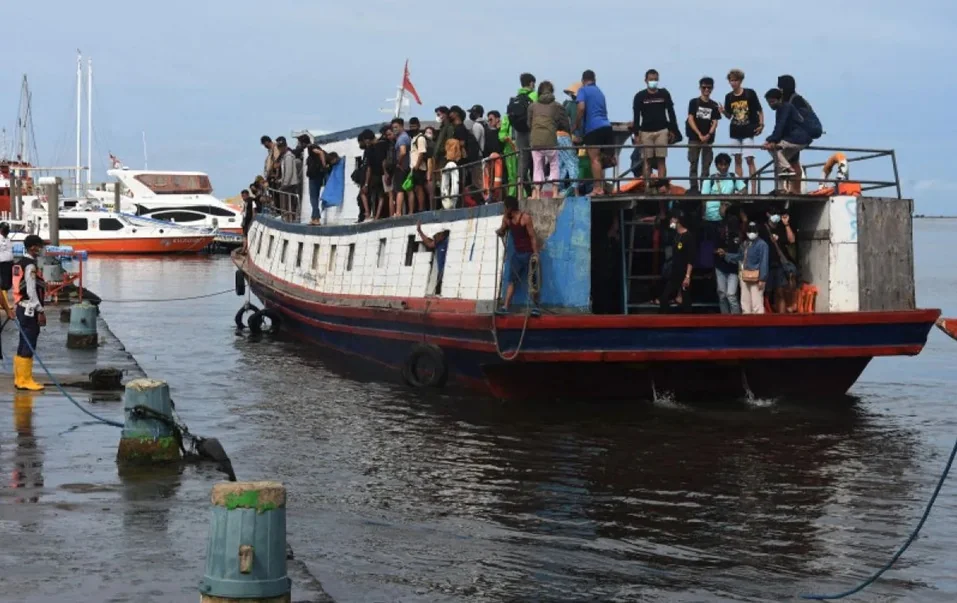 Dokumentasi - Kapal penumpang pengangkut wisatawan bersiap bersandar di Pelabuhan Kali Adem, Jakarta, Minggu (5/12/2021). Foto: ANTARA