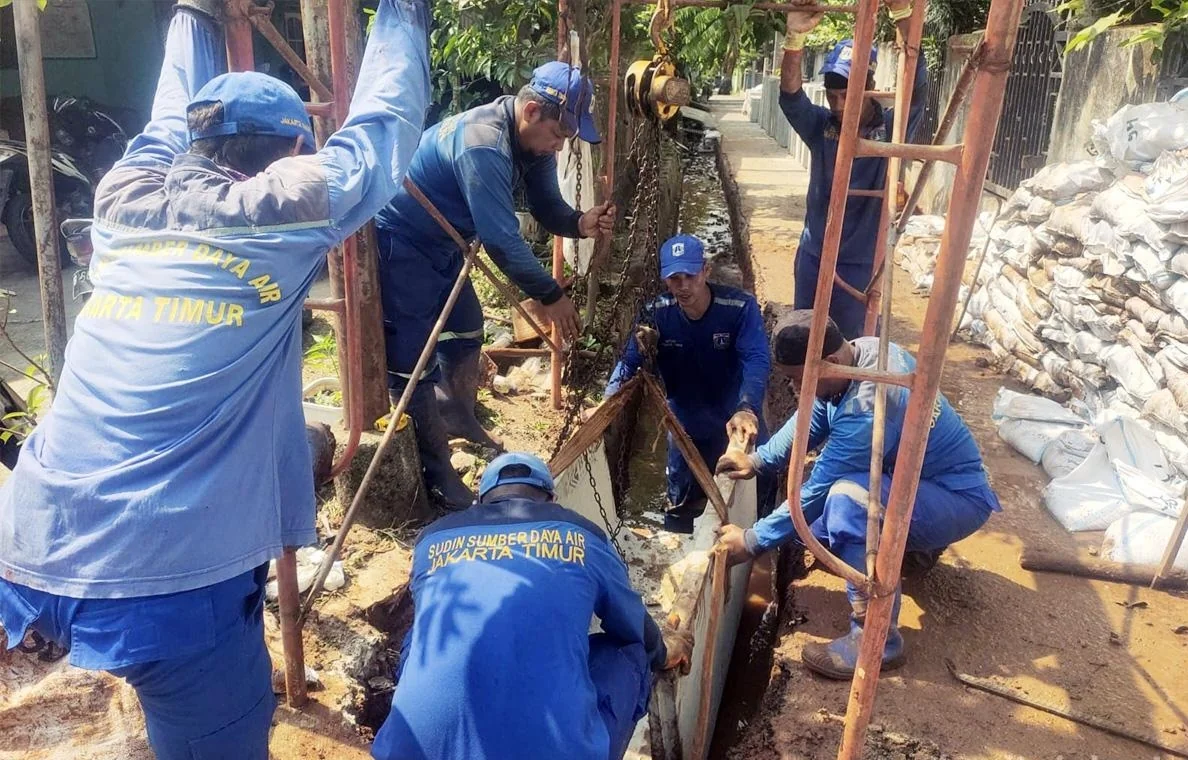Sebanyak 7 personel Satuan Pelaksana Sumber Daya Air (SDA) Kecamatan Cipayung, Jakarta Timur, dikerahkan merevitalisasi saluran air di Jalan Suhud, RT 06/08, Kelurahan Munjul. Foto: Pemkot Jaktim