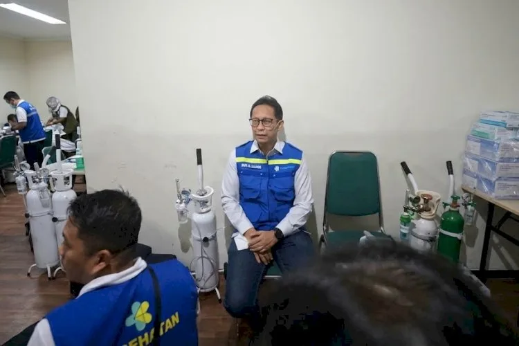 Foto Menkes Budi Gunadi Sadikin menggunakan oksigen saat mengunjungi Rumah Oksigen MDMC di Kalteng menjadi sorotan. Sindiran warga menyoroti dampak kabut asap karhutla. Foto: Dok istimewa X/goldenjk7_
