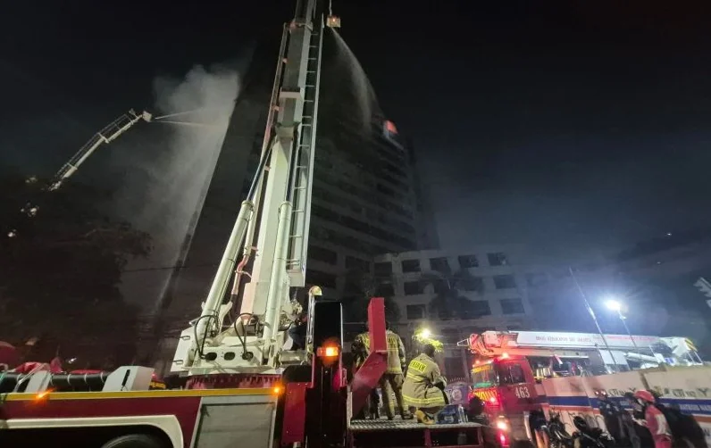 Kendaraan bronto skylift digunakan oleh pemadam kebakaran untuk memadamkan api di Gedung Bapenda DKI Jakarta di Jalan Abdul Muis, Jakarta, Sabtu (8/8/2026). Foto: ANTARA