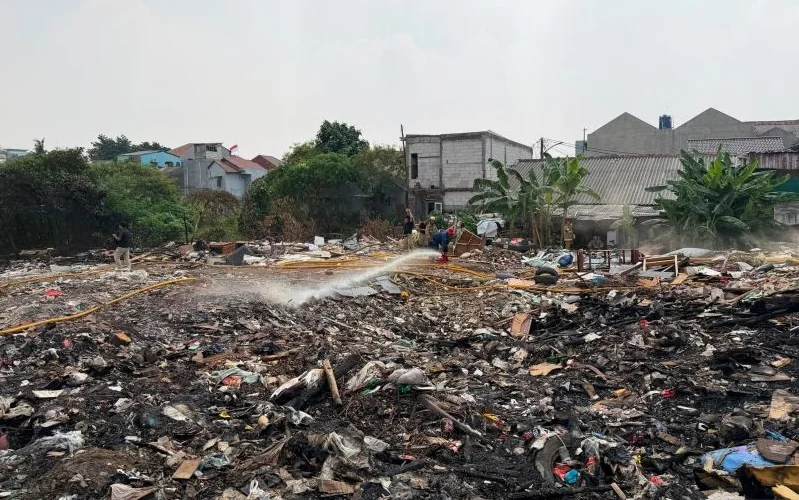 Tempat penampungan sementara (TPS) sampah liar di lahan kosong Jalan Penggilingan Baru I RW 03, Kelurahan Dukuh, Kramat Jati, Jakarta Timur, Senin (3/8/2026). Foto: ANTARA
