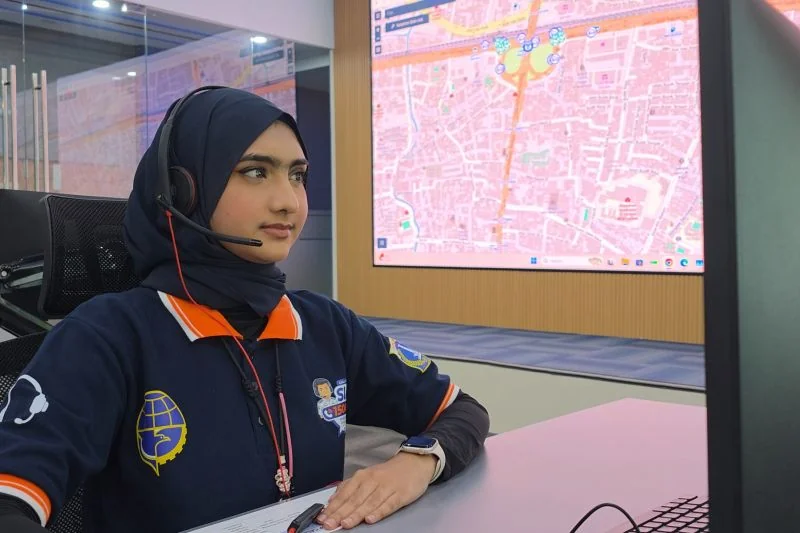 Petugas memantau pengaturan lalu lintas ruang operasional Sistem Pengendalian Lalu Lintas (SPLL) Dinas Perhubungan DKI Jakarta. Foto: Dishub DKI Jakarta.