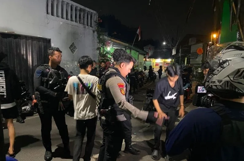 Brimob Polda Metro Jaya bersama Tim Perintis Presisi Polres Metro Jakarta Timur menyita 9 sepeda motor saat membubarkan balap liar di Jalan Taman Mini, Kelurahan Ceger, Kecamatan Cipayung, Jakarta Timur, Jumat (7/8/2026) sekitar pukul 03.30 WIB. Foto: Pol