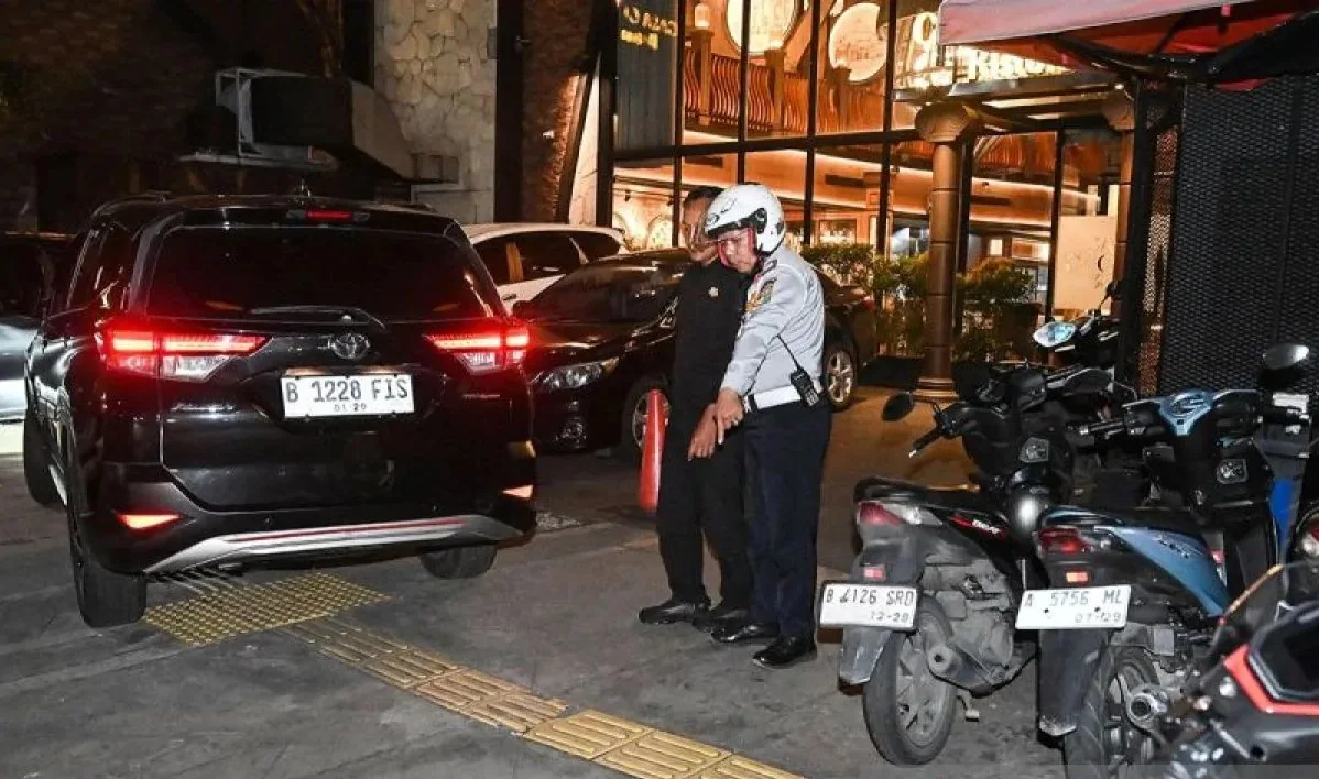 Dokumentasi - Petugas menertibkan mobil yang parkir sembarangan di pedestrian Jalan Gunawarman, Kebayoran Baru, Jakarta, Rabu (22/4/2026). Foto: ANTARA