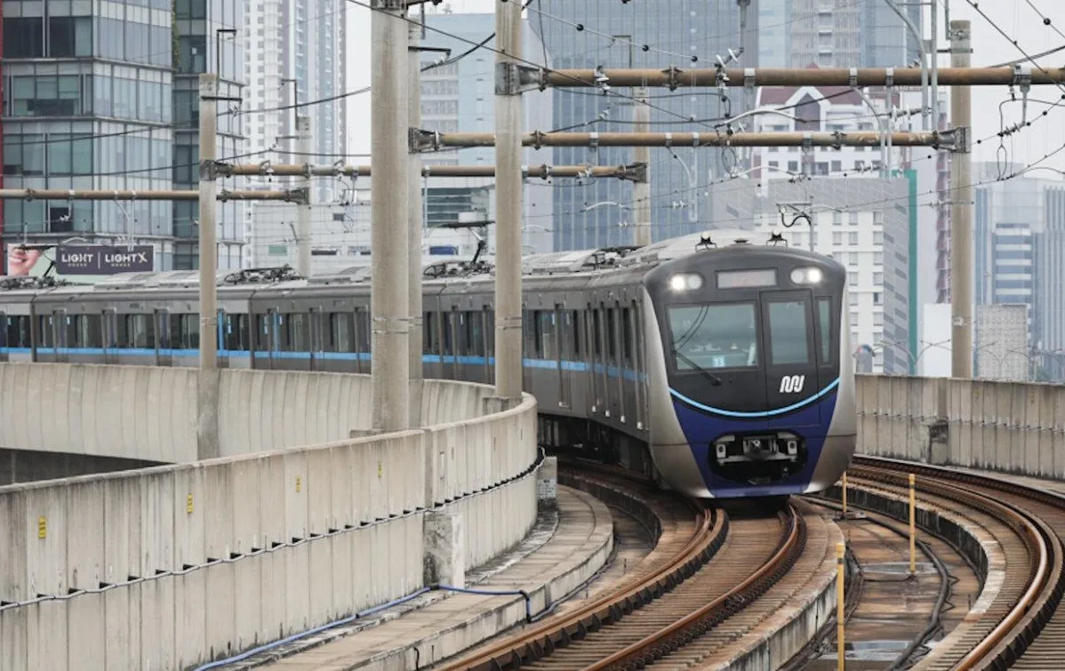PT MRT Jakarta (Perseroda) melakukan penyesuaian jam operasional pada Sabtu dan Minggu, 24–25 Oktober 2026, guna mendukung mobilitas masyarakat dan peserta myBCA Jakarta Running Festival 2026. Foto: beritajakarta, Gelora Bung Karno (GBK),