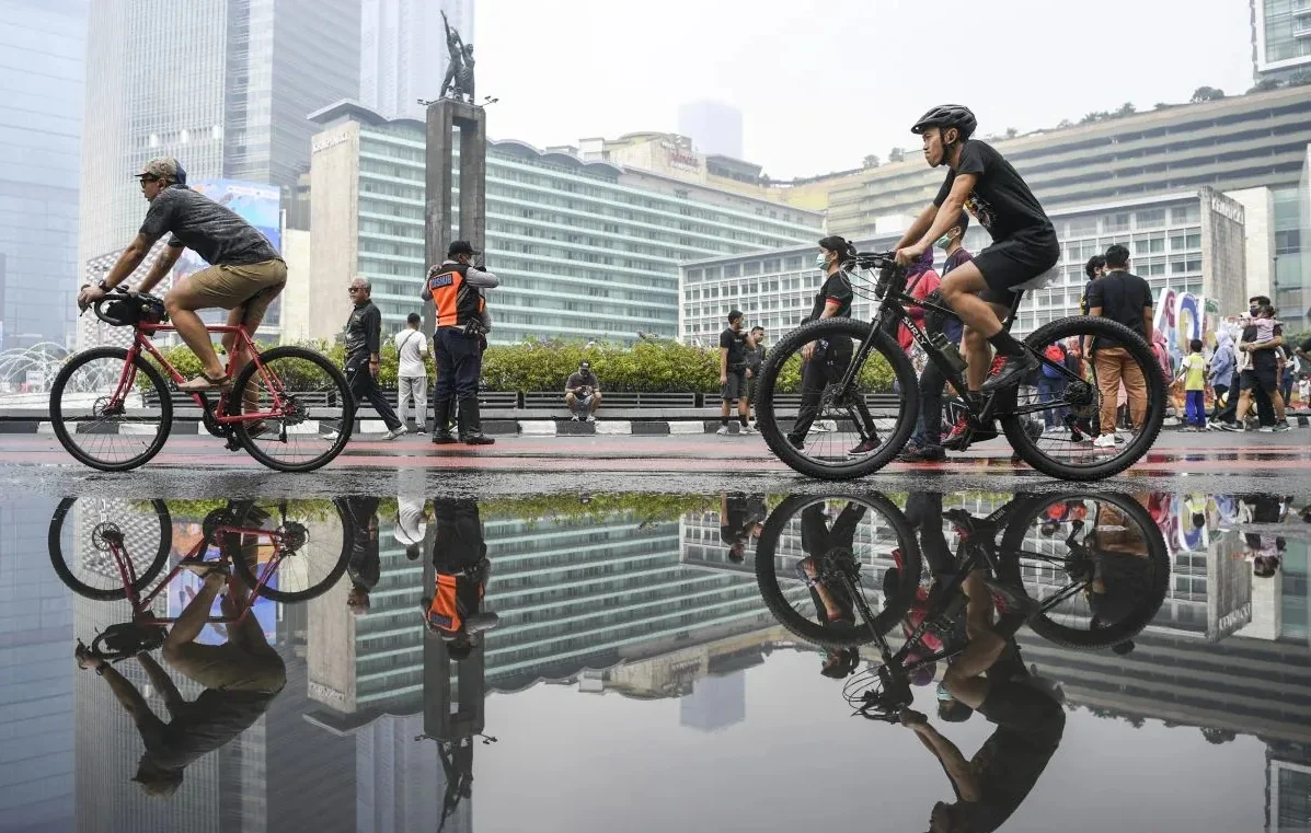 Dokuemntasi - Warga berolahraga saat berlangsungnya Hari Bebas Kendaraan Bermotor (HBKB) atau 'Car Free Day' di kawasan Bundaran Hotel Indonesia, Jakarta, Minggu (3/7/2022). Foto: ANTARA