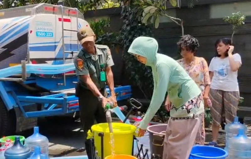 Petugas keamanan terpadu RW 014 membantu mendistribusikan air bersih dari Perusahaan Air Minum (PAM) Jaya di Duren Sawit, Jakarta, Senin (15/9/2026). Foto: ANTARA