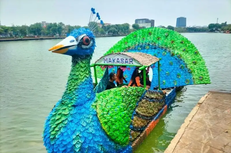 Sebanyak 43 perahu dari botol plastik hasil kreativitas Pasukan Oranye DLH DKI Jakarta meramaikan Festival Perahu Cinta Lingkungan (CiLung Fest) 2026 di Danau Sunter Selatan, Jakut, pada 18 Oktober 2026. Foto: DLH DKI Jakarta.