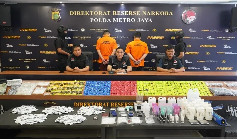 Direktur Reserse Narkoba Polda Metro Jaya Kombes Pol. Ahmad David (tengah) bersama para tersangka dan barang bukti narkotika golongan II jenis etomidate yang diungkap di Apartemen Tokyo Riverside, Kabupaten Tangerang, Banten, yang kemudian dikembangkan ke