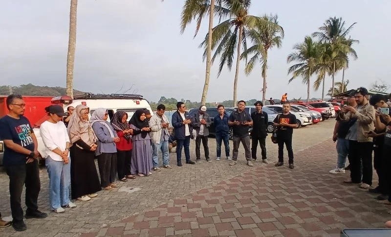Direktur Pemberitaan LKBN ANTARA Virgandhi Prayudantoro menghadiri doa bersama dengan jurnalis Banten untuk keselamatan rombongan media yang hilang kontak dalam speed boat di Perairan Selat Sunda, Kabupaten Pandeglang saat meliput aktivitas erupsi Gunung