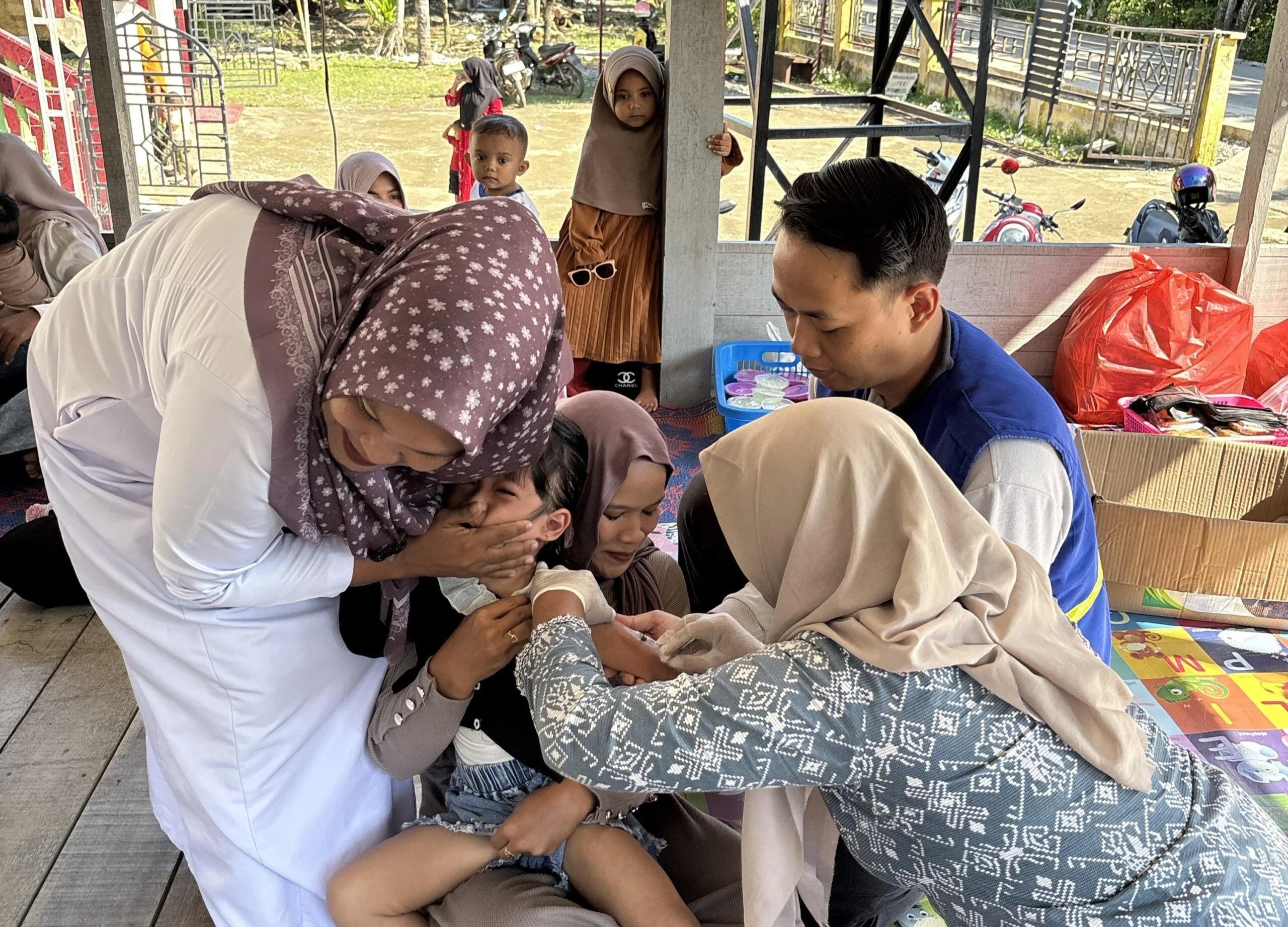 Emergency Medical Team (TCK-EMT) Batch 2 Kementerian Kesehatan RI terus memberikan pelayanan kesehatan pascabencana di Kabupaten Pidie Jaya, Aceh. Pada Jumat (9/1), pelayanan difokuskan di sejumlah puskesmas serta RSUD Pidie Jaya untuk memastikan akses la