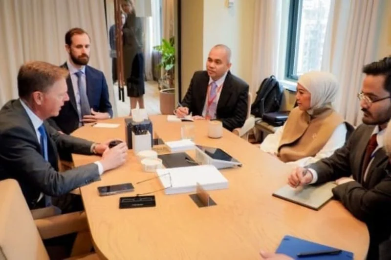 Menteri Komunikasi dan Digital Meutya Hafid saat bertemu Wakil Direktur dan Kepala Kebijakan Publik Global Meta Meta Kevin J. Martin serta Wakil Direktur dan Kepala Keamanan Global Meta​​​​​​​ Antigone Davis di New York, Amerika Serikat, Rabu (23/9/2026).