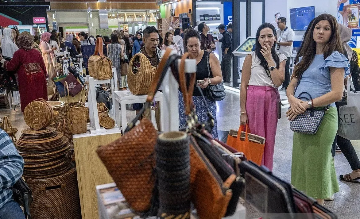 Warga Negara Asing (WNA) melihat produk UMKM saat International Handicraft Trade Fair (INACRAFT) 2026 di Jakarta International Convention Center (JICC), Senayan, Jakarta, Rabu (4/2/2026). Foto: ANTARA