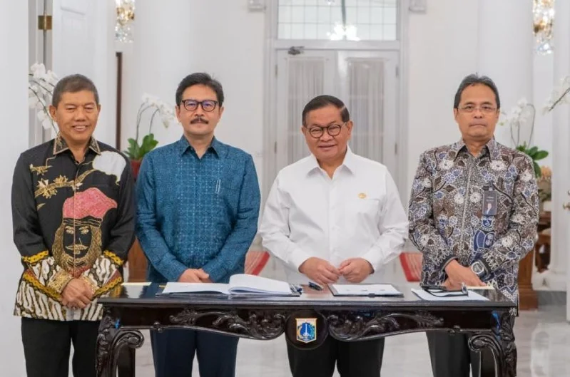 Penandatanganan perjanjian pembiayaan oleh Gubernur DKI Jakarta Pramono Anung, Direktur Utama PT SMI Reynaldi Hermansjah, dan Direktur Utama Bank Jakarta Agus H Widodo di Balai Kota, Jakarta, Rabu (16/9/2026). Foto: Bank Jakarta.
