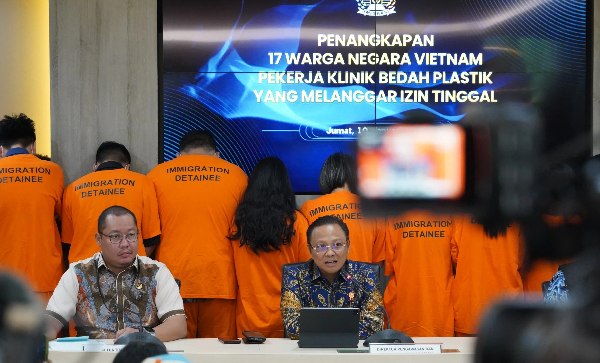 Dokumentasi - Direktorat Jenderal (Ditjen) Imigrasi mengamankan 17 orang Warga Negara (WN) Vietnam yang diduga menyalahgunakan izin tinggal keimigrasian dari sebuah klinik bedah kecantikan di bilangan Pluit Timur, Jakarta Utara pada Minggu (05/01/2025).