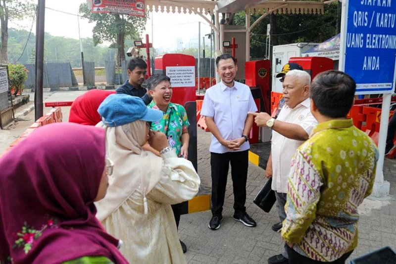 Ketua Panitia Khusus (Pansus) Tata Kelola Perparkiran DPRD DKI Jakarta Jupiter meninjau implementasi parkir on street berbasis digital di Jalan Falatehan, Blok M, Jakarta Selatan, Jumat (2/10/2026). Foto: DPRD DKI Jakarta