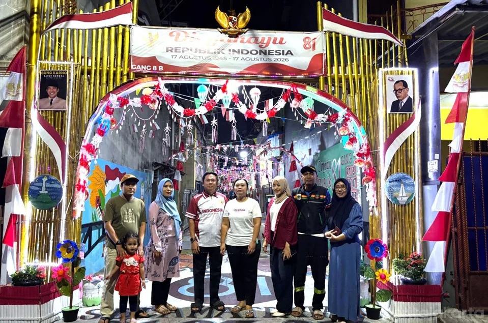 Menyambut HUT ke-81 Kemerdekaan RI, warga Kelurahan Sunter Agung, Kecamatan Tanjung Priok, Jakarta Utara, mempercantik lingkungan dengan berbagai ornamen khas 17-an. Foto: Kabar Jakarta