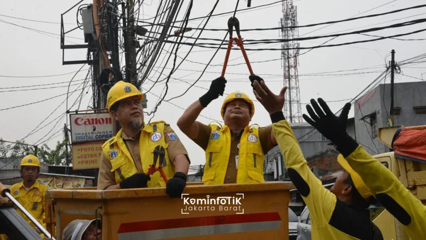 Kasudis Bina Marga Jakbar, Darwin Ali bersama jajaranya saat menenrtibkan jaringan utilitas udara. Foto: Pemkot Jakbar