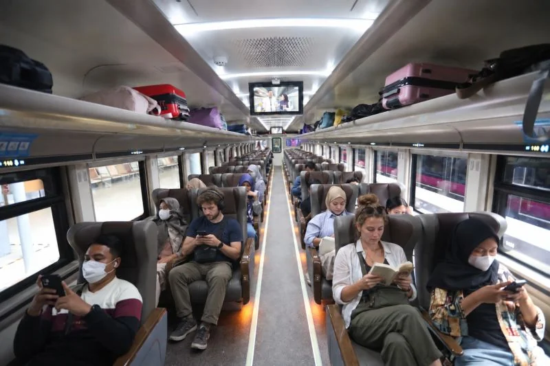 Wisatawan asing menggunakan layanan kereta api. PT Kereta Api Indonesia (Persero) Daerah Operasi (Daop) 1 Jakarta mencatat sebanyak 125.483 wisatawan mancanegara menggunakan layanan kereta api melalui stasiun-stasiun di wilayah Daop 1 Jakarta sepanjang Ja