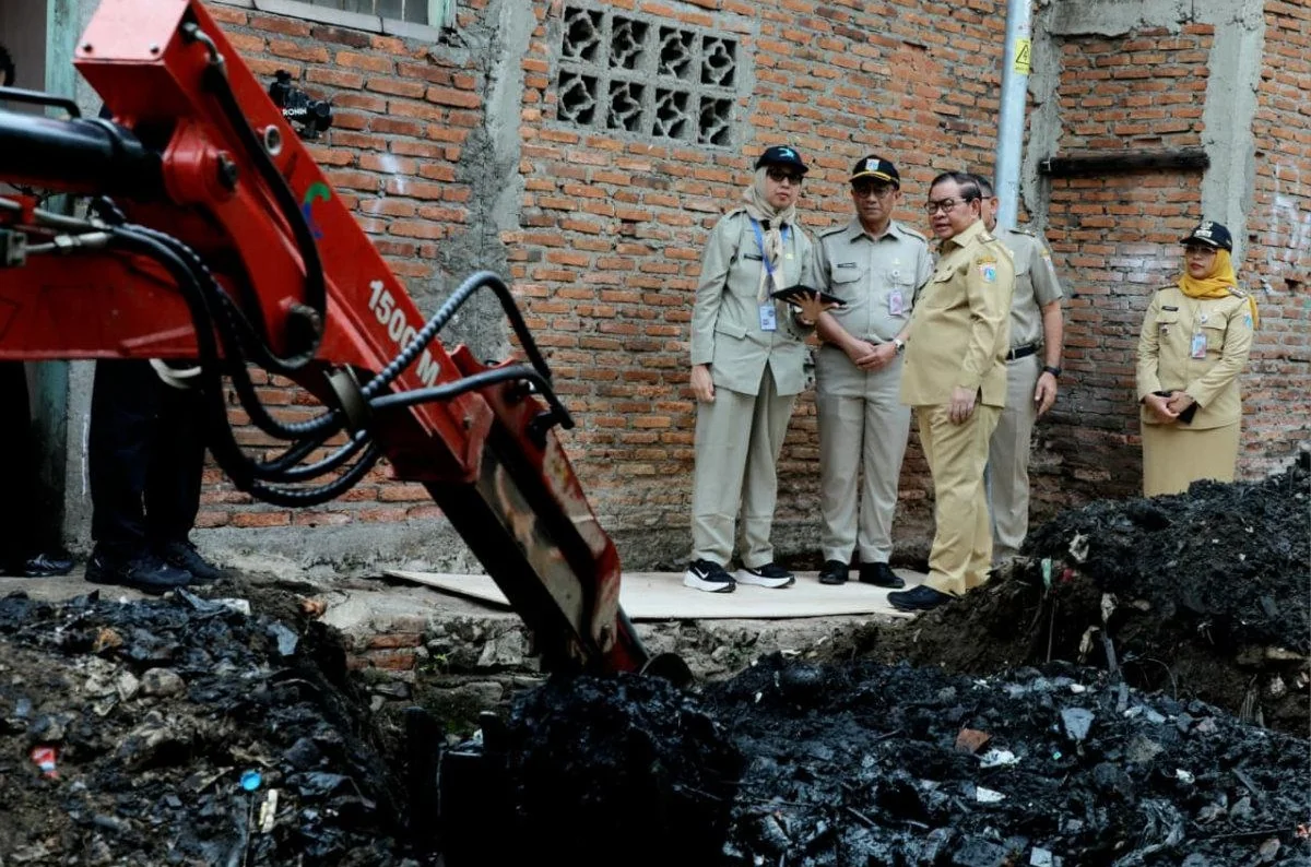 Gubernur DKI Jakarta, Pramono Anung meninjau pengerukan aliran Anak Kali Krukut sepanjang 2,3 kilometer. Pengerukan dilakukan secara menyeluruh sehingga kawasan menjadi lebih rapi. Foto: Pemprov DKI