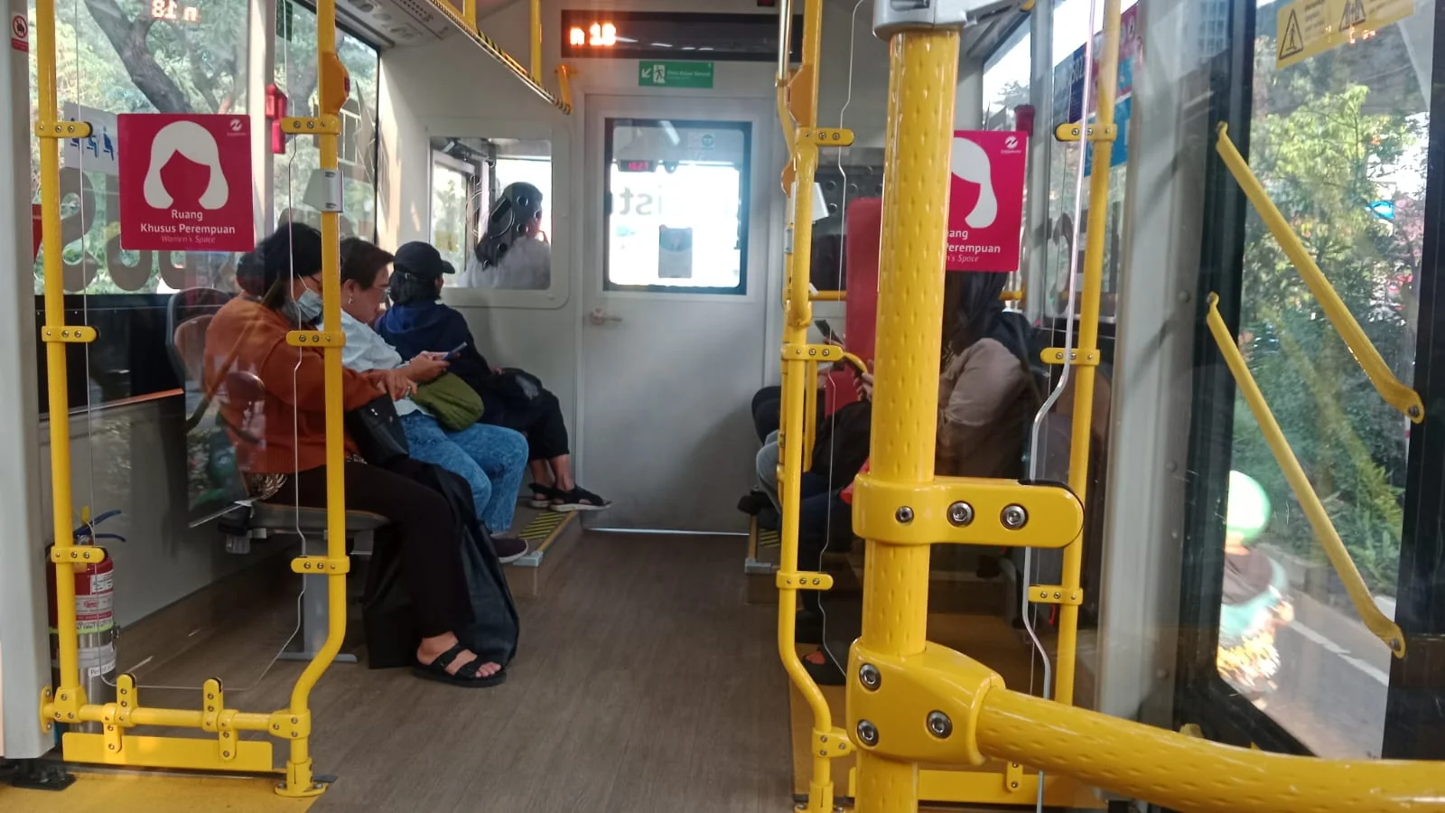 Ilustrasi - PT Transportasi Jakarta menyampaikan tindakan petugas menurunkan seorang penumpang dari bus di Halte Kampung Melayu, Jakarta Timur pada Senin (3/8). Foto: Kabar Jakarta
