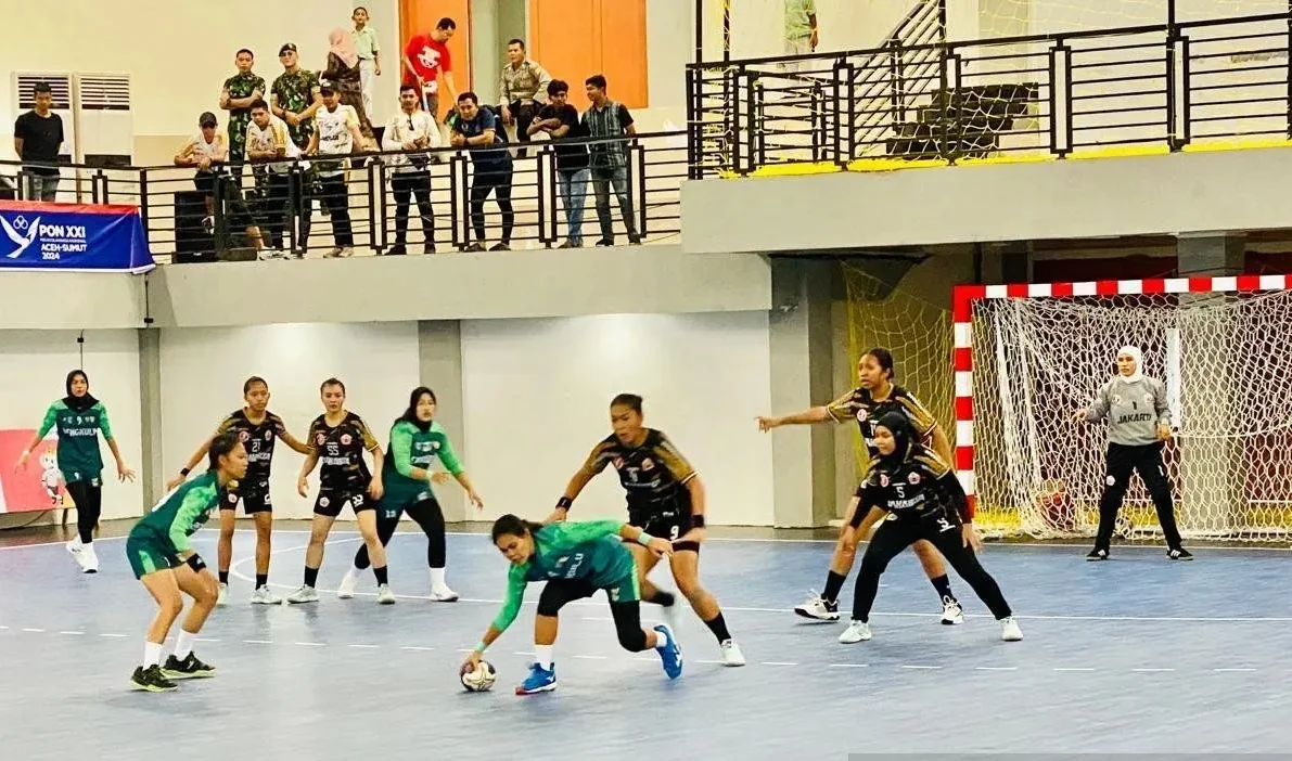 Dokumentasi - Tim bola tangan putri Bengkulu (kostum hijau) berusaha mempertahankan bola dari pemain Jakarta saat babak penyisihan bola tangan PON Aceh-Sumut 2024 di Gedung Olahraga dan Seni (GOS) Meulaboh, Kabupaten Aceh Barat, Rabu (11/9/2024). Foto: AN