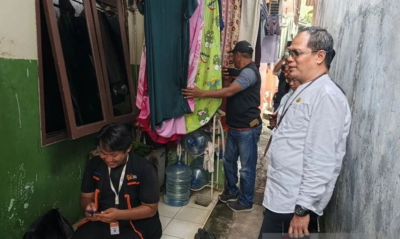 Kepala Badan Pusat Statistik (BPS) Jakarta Barat, Muhammad Noval dalam Sensus Ekonomi di kawasan setempat, Jumat (26/6/2026). Foto: ANTARA