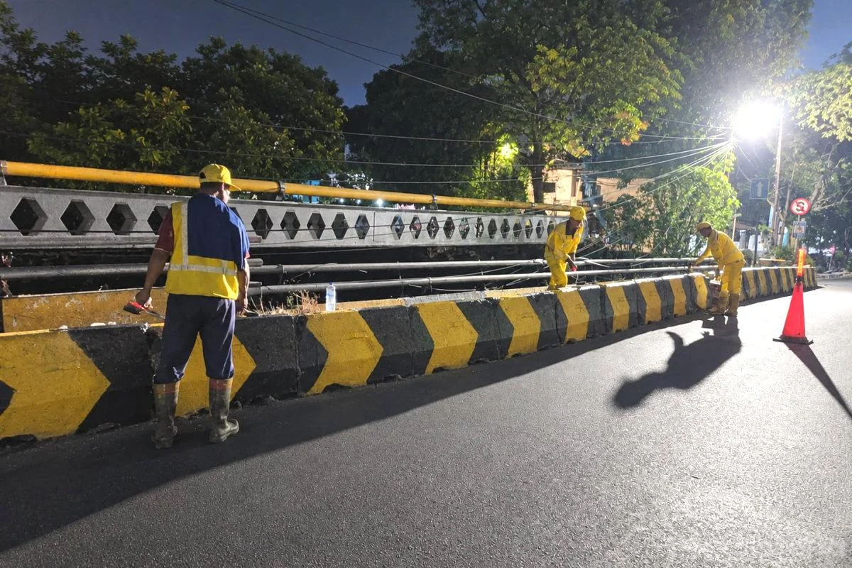 <p>Trotoar Jembatan Boulevard Gading Raya Dipasang Pengaman</p>