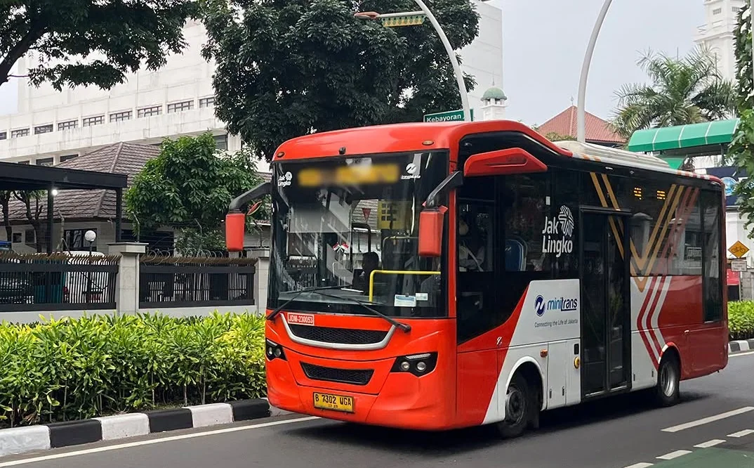 Transjakarta melakukan penyesuaian pada sejumlah rute pengumpan (feeder) yang melayani wilayah Rumah Susun Sewa Simpleks (Rusun) mulai 26 September 2026, sebagai upaya optimalisasi operasional serta peningkatan kualitas layanan. Foto: Transjakarta