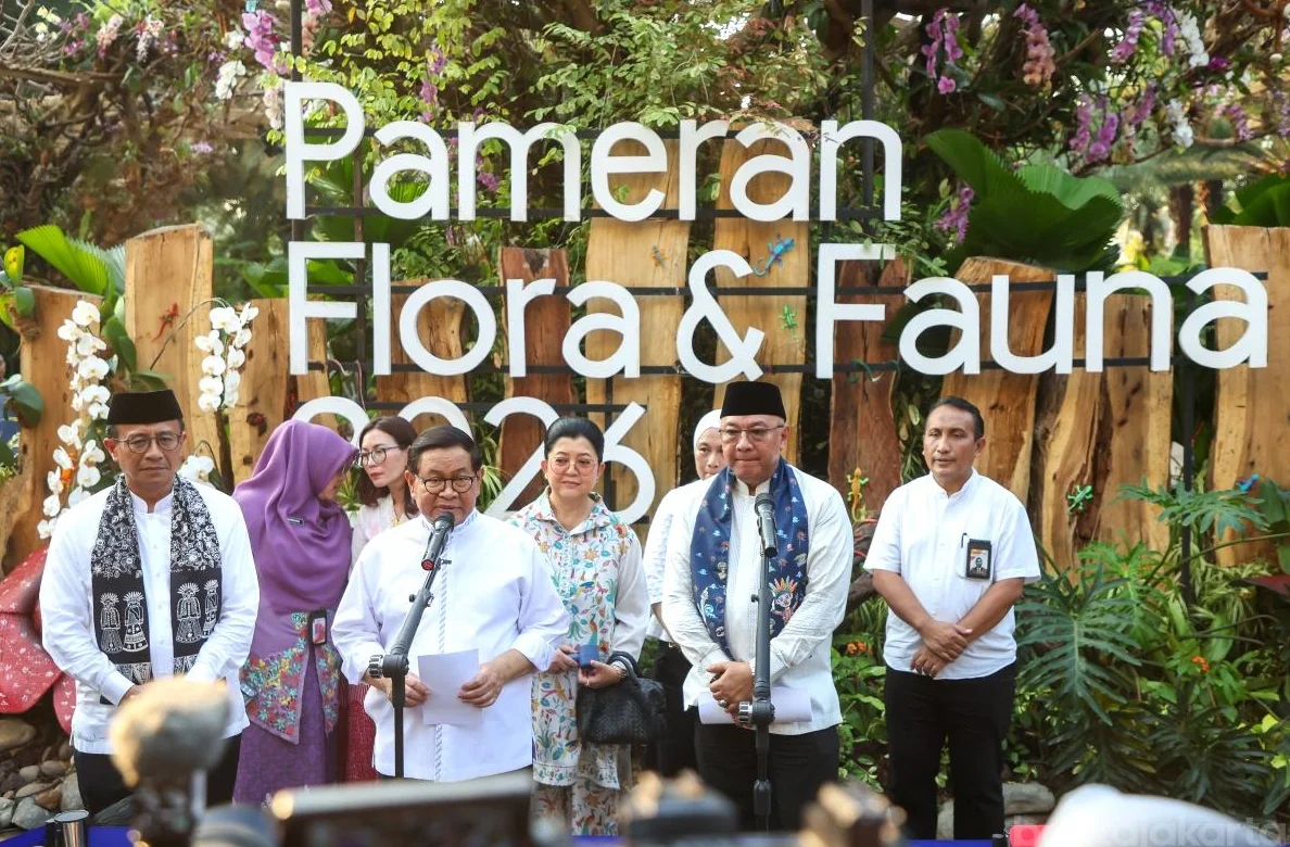 Gubernur DKI Jakarta, Pramono Anung mengapresiasi penyelenggaraan pameran pertamanan flora dan fauna (Flona) Jakarta Tahun 2026 yang berlangsung di Taman Lapangan Banteng, Jakarta Pusat. Foto: Pemprov DKI