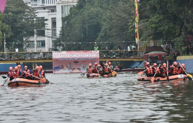 Arsip Foto - Peserta mengikuti lomba dayung pada Festival Passer Baroe di Jakarta Pusat, Sabtu (21/6/2025). Foto: ANTARA