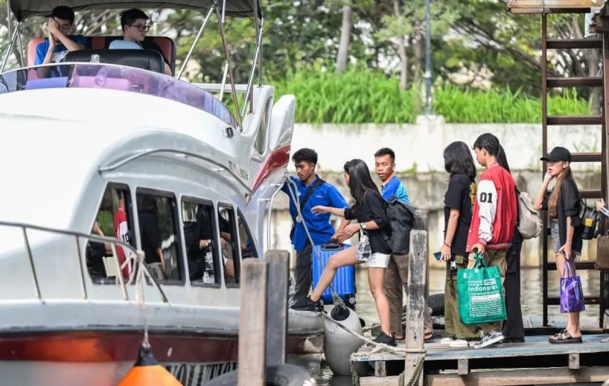 Dokumentasi - Sejumlah penumpang berjalan menuju kapal penyeberangan Kepulauan Seribu di Dermaga Marina Ancol, Jakarta, Rabu (7/2/2024). Foto: ANTARA
