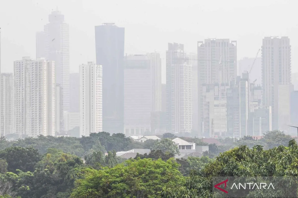 Dokumentasi - Suasana gedung-gedung bertingkat yang tertutup oleh kabut polusi di Jakarta, Kamis (27/7/2023) akibat buruknya kualitas udara Foto: ANTARA