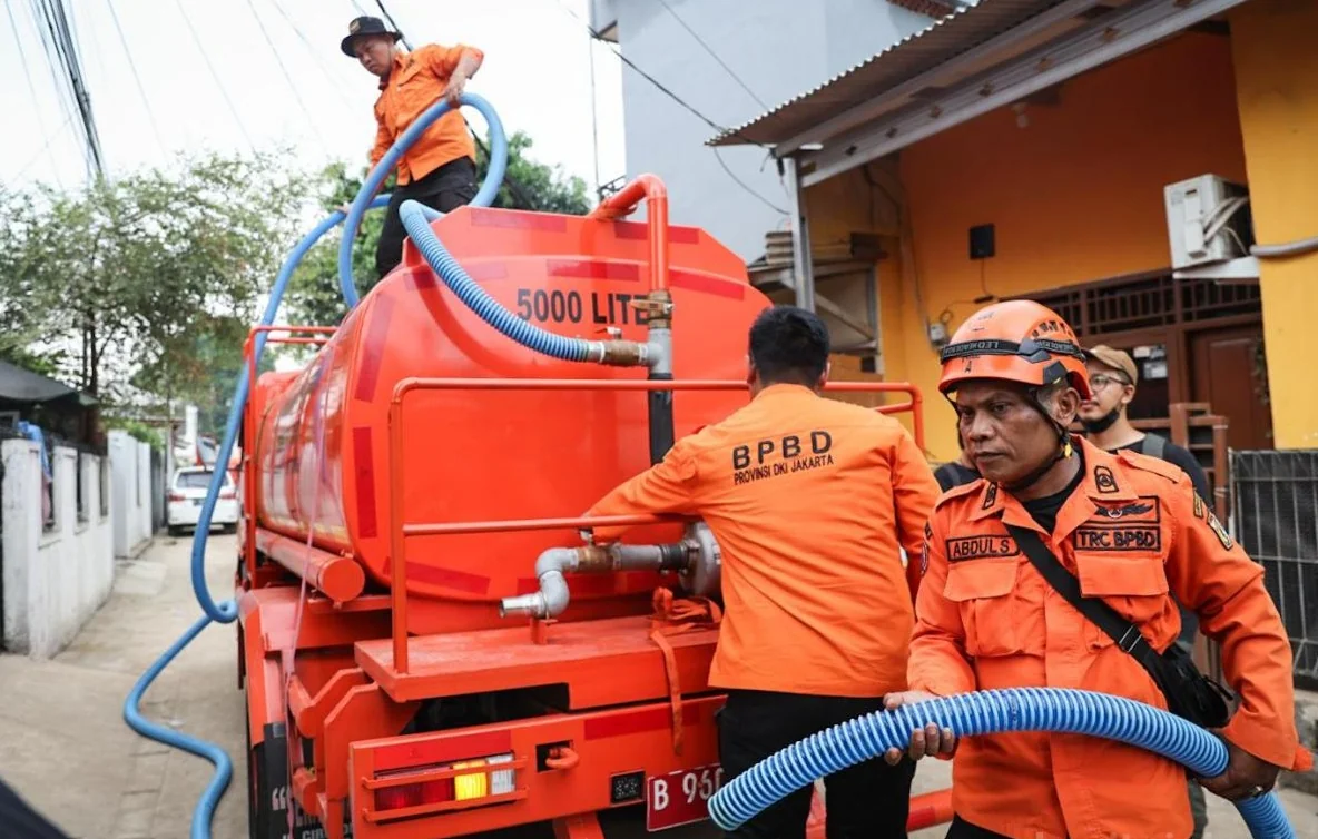 BPBD Jakarta Selatan sudah menyalurkan sebanyak 44.000 liter air bersih kepada warga yang terdampak kekeringan akibat kemarau kepanjangan. Foto: beritajakarta