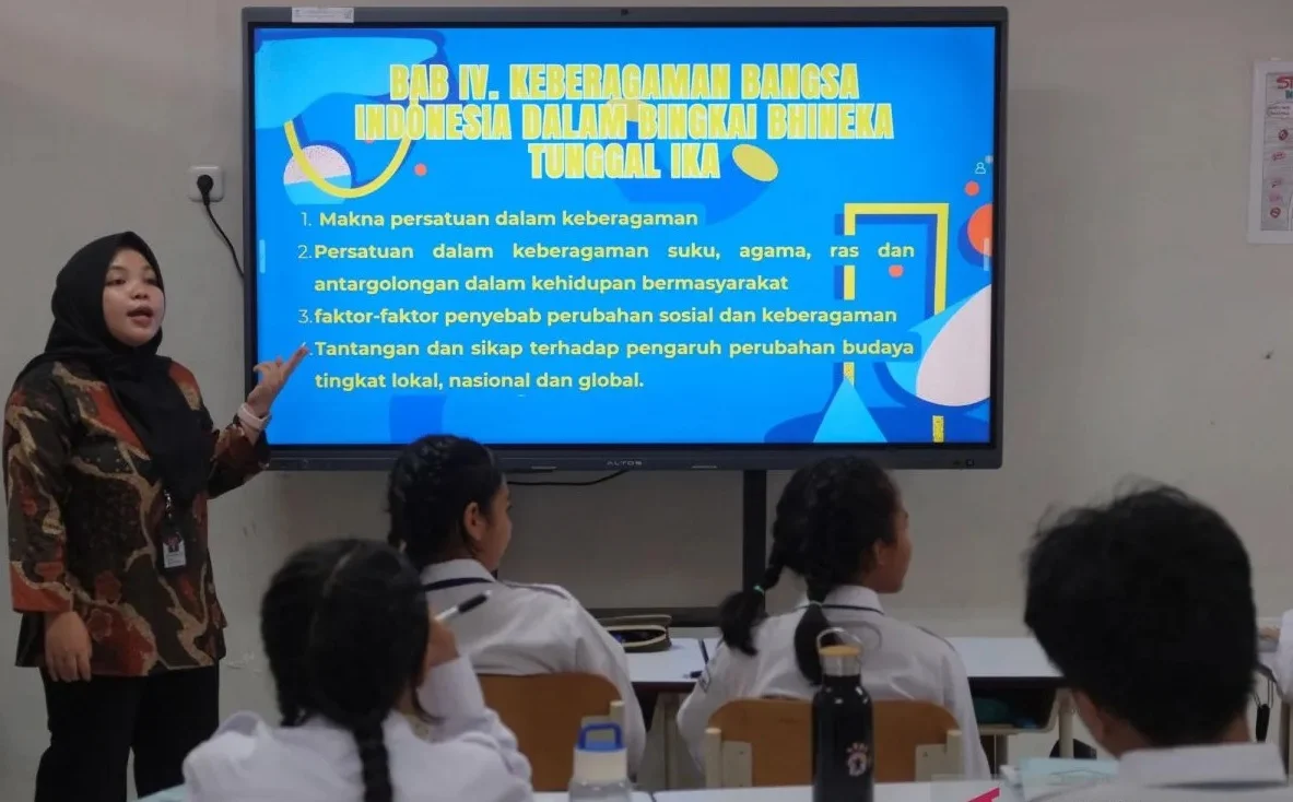 Ilustrasi. Seorang guru memberikan penjelasan kepada sejumlah siswa menggunakan papan tulis digital. Foto: ANTARA