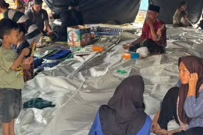 Penyintas kebakaran di Muara Angke, Kelurahan Pluit, Jakarta Utara, berada di tenda pengungsian, Kamis (27/8/2026). Foto: BPBD Korwil Jakarta Utara