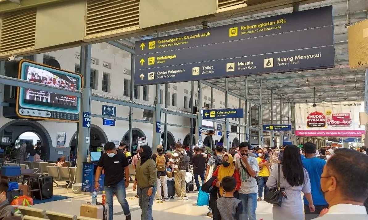 Dokumentasi - Situasi keberangkatan dan kedatangan penumpang di Stasiun Pasar Senen, Jakarta, Minggu (8/5/2022). Foto: ANTARA