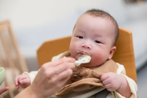 Bayi usia 0-3 bulan belum siap menerima makanan karena enzim pencernaannya belum matang. Ginjalnya juga belum siap untuk mencerna makanan padat dengan baik, selain susu. Foto: bebeclub.co.id