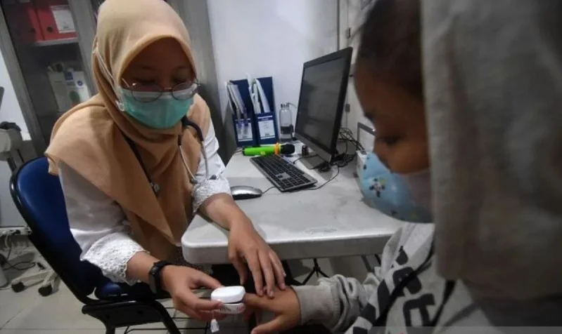 Dokumentasi - Dokter memeriksa kesehatan pasien bergejala Infeksi Saluran Pernapasan Akut (ISPA) di Puskesmas Kecamatan Mampang Prapatan, Jakarta Selatan. Foto: ANTARA