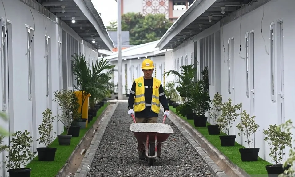 Pekerja beraktivitas di areal pembangunan hunian sementara (Huntara) di Jalan Kramat Raya, Senen, Jakarta, Senin (4/5/2026).  Foto: ANTARA
