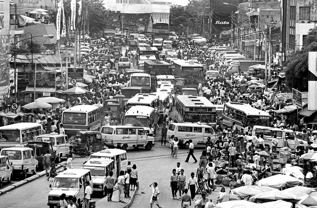 Antrian kendaraan yang berdesak-desakan dengan deretan pedagang kaki lima dan ribuan pejalan kaki yang sedang berbelanja di seputar pasar Tanah Abang, merupakan pemandangan rutin setiap tahun menjelang Hari Lebaran. Di bundaran dekat pos polisi puluhan mi