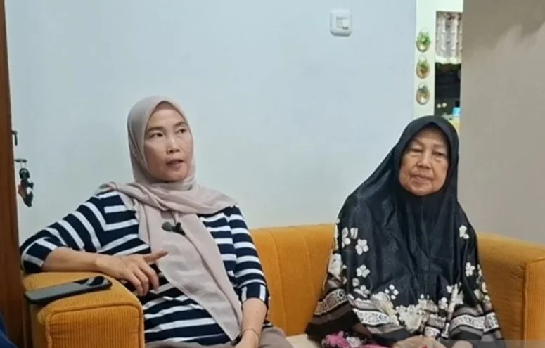 Juli (kiri), ibu dari dua anak perempuan berinisial KI (9) dan CI (8), korban penculikan dan perampasan di kawasan Tegal Alur, Kalideres, Jakarta Barat, rupanya berawal saat kedua korban berangkat les ke rumah tante mereka pada Rabu (30/9/2026) sore. Foto