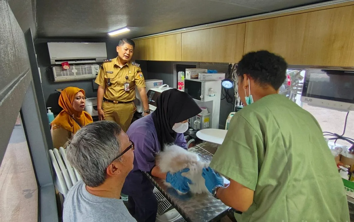 Pemprov DKI Jakarta melalui Dinas Ketahanan Pangan, Kelautan, dan Pertanian (KPKP) menghadirkan 5 unit Mobil Klinik Hewan Keliling Jakarta untuk memperluas akses layanan kesehatan hewan bagi masyarakat. Foto: Dinas KPKP DKI Jakarta