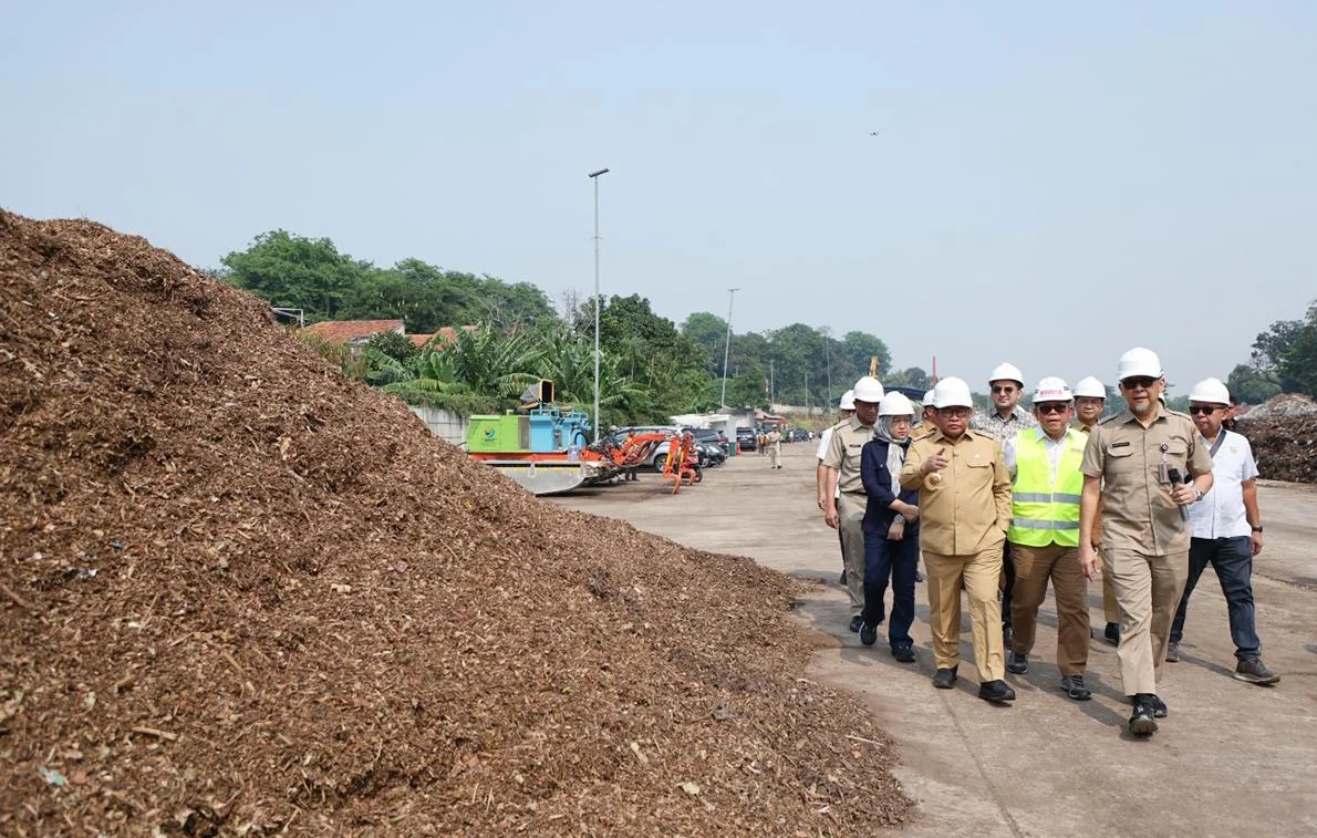 Gubernur DKI Jakarta, Pramono Anung meninjau sistem pengelolaan sampah di fasilitas Saringan Sampah TB Simatupang (SSTBS), Jakarta Selatan, Senin (5/10/2026). Foto: Pemprov DKI