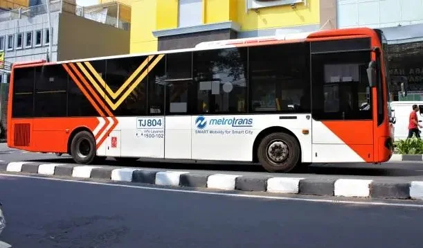 Bus Transjakarta koridor 1F dengan rute Palmerah-Bundaran Senayan, merupakan bus reguler non-BRT yang tidak memiliki jalur sendiri. Foto: Traveloka