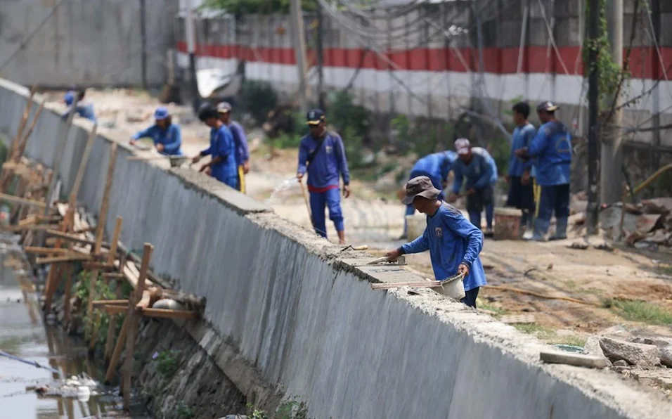 Pasukan Biru Suku Dinas Sumber Daya Air (SDA) Jakarta Utara melakukan penguatan tebing tanggul saluran di kawasan Bukit Gading Mediterania, Jalan Venesia, Kelapa Gading, Jakarta Utara. Foto: beritajakarta
